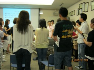 講師を囲んで真剣に実技演習